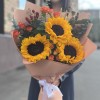 Букет с подсолнухами и розами
